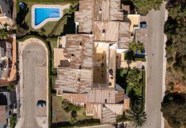 2 bedroom apartment with sea view inserted in a condominium with swimming pool located in Praia do Vau in Portimão