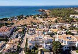 2 bedroom apartment with sea view inserted in a condominium with swimming pool located in Praia do Vau in Portimão