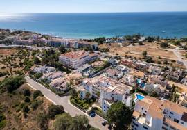 2 bedroom apartment with sea view inserted in a condominium with swimming pool located in Praia do Vau in Portimão