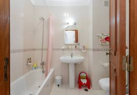2 bedroom apartment with sea view inserted in a condominium with swimming pool located in Praia do Vau in Portimão