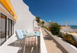 1 + 1 bedroom apartment inserted in a condominium with swimming pool with a magnificent view over the sea and the Center of Albufeira.