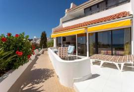 1 + 1 bedroom apartment inserted in a condominium with swimming pool with a magnificent view over the sea and the Center of Albufeira.