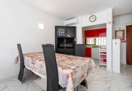 1 + 1 bedroom apartment inserted in a condominium with swimming pool with a magnificent view over the sea and the Center of Albufeira.