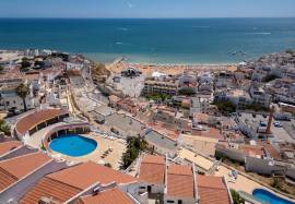 1 + 1 bedroom apartment inserted in a condominium with swimming pool with a magnificent view over the sea and the Center of Albufeira.