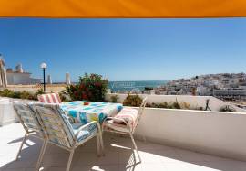 1 + 1 bedroom apartment inserted in a condominium with swimming pool with a magnificent view over the sea and the Center of Albufeira.