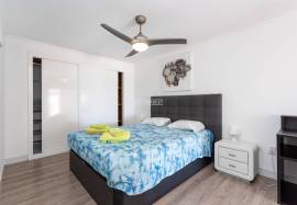 1 + 1 bedroom apartment inserted in a condominium with swimming pool with a magnificent view over the sea and the Center of Albufeira.
