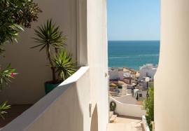 1 + 1 bedroom apartment inserted in a condominium with swimming pool with a magnificent view over the sea and the Center of Albufeira.