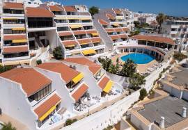 1 + 1 bedroom apartment inserted in a condominium with swimming pool with a magnificent view over the sea and the Center of Albufeira.