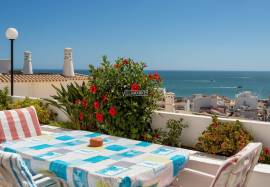 1 + 1 bedroom apartment inserted in a condominium with swimming pool with a magnificent view over the sea and the Center of Albufeira.