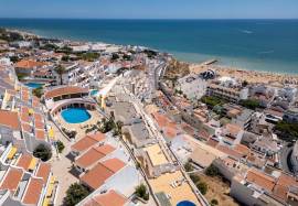 1 + 1 bedroom apartment inserted in a condominium with swimming pool with a magnificent view over the sea and the Center of Albufeira.