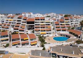 1 + 1 bedroom apartment inserted in a condominium with swimming pool with a magnificent view over the sea and the Center of Albufeira.