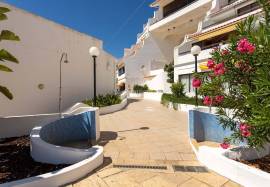 1 + 1 bedroom apartment inserted in a condominium with swimming pool with a magnificent view over the sea and the Center of Albufeira.