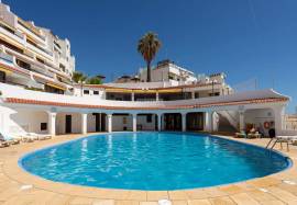 1 + 1 bedroom apartment inserted in a condominium with swimming pool with a magnificent view over the sea and the Center of Albufeira.