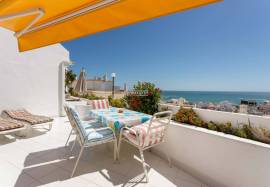 1 + 1 bedroom apartment inserted in a condominium with swimming pool with a magnificent view over the sea and the Center of Albufeira.