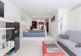 1 + 1 bedroom apartment inserted in a condominium with swimming pool with a magnificent view over the sea and the Center of Albufeira.