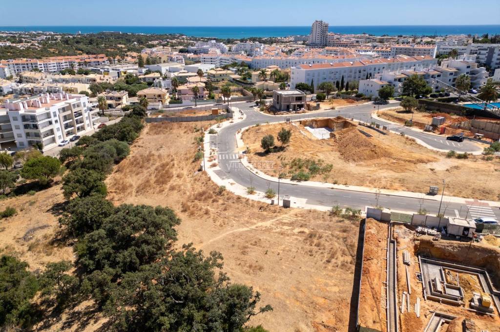 Plot of land with 520 m2 inserted in a new and noble urbanization located in Albufeira