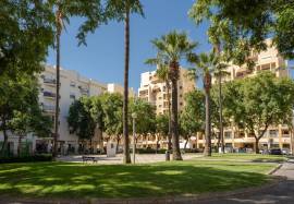 2 bedroom apartment with more than 40 m2 of terrace and parking inserted on a 6th floor with an unobstructed view over Quarteira