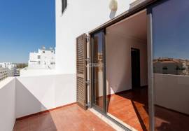 2 bedroom apartment with more than 40 m2 of terrace and parking inserted on a 6th floor with an unobstructed view over Quarteira