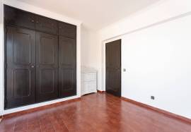 2 bedroom apartment with more than 40 m2 of terrace and parking inserted on a 6th floor with an unobstructed view over Quarteira
