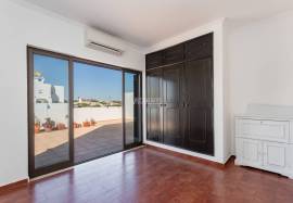 2 bedroom apartment with more than 40 m2 of terrace and parking inserted on a 6th floor with an unobstructed view over Quarteira