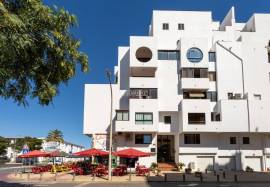 2 bedroom apartment with more than 40 m2 of terrace and parking inserted on a 6th floor with an unobstructed view over Quarteira