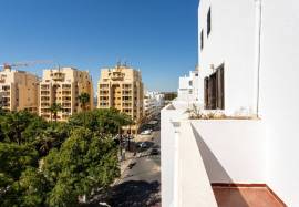 2 bedroom apartment with more than 40 m2 of terrace and parking inserted on a 6th floor with an unobstructed view over Quarteira