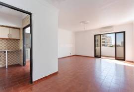 2 bedroom apartment with more than 40 m2 of terrace and parking inserted on a 6th floor with an unobstructed view over Quarteira