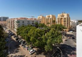2 bedroom apartment with more than 40 m2 of terrace and parking inserted on a 6th floor with an unobstructed view over Quarteira