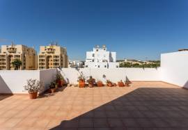 2 bedroom apartment with more than 40 m2 of terrace and parking inserted on a 6th floor with an unobstructed view over Quarteira
