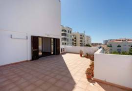 2 bedroom apartment with more than 40 m2 of terrace and parking inserted on a 6th floor with an unobstructed view over Quarteira