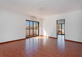 2 bedroom apartment with more than 40 m2 of terrace and parking inserted on a 6th floor with an unobstructed view over Quarteira