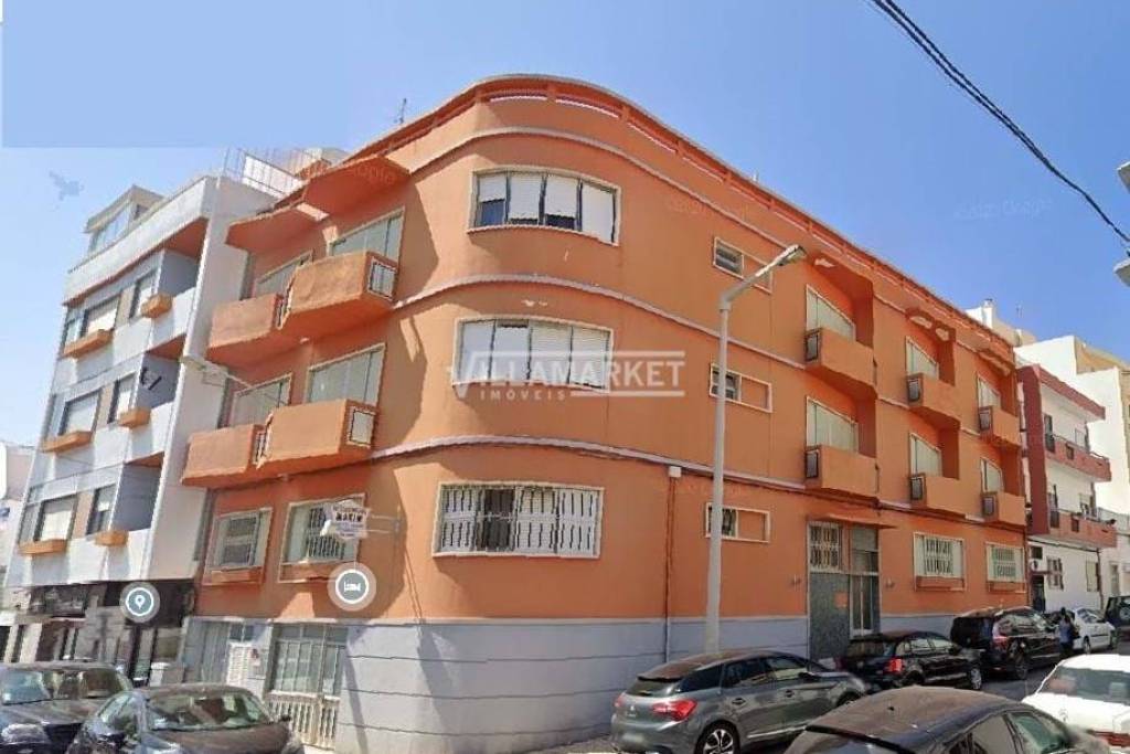 Charming Refurbished Building, Intended for Accommodation with 30 Modern Suites and Commercial Spaces in the Center of Faro