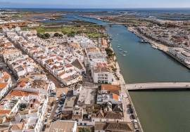 2 bedroom townhouse just a stone’s throw from the river Gilão in Tavira.