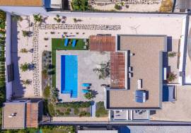 Contemporary, detached 3+ bedroom villa with pool and annex. Near Moncarapacho