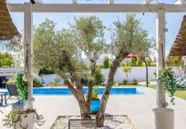 Contemporary, detached 3+ bedroom villa with pool and annex. Near Moncarapacho Contemporary, detached 3+ bedroom villa with pool and annex. Near Moncarapacho