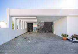 Detached, contemporary 3 bedroom villa with infinity pool. Near Moncarapacho.