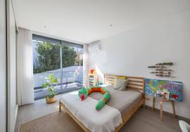Detached, contemporary 3 bedroom villa with infinity pool. Near Moncarapacho.