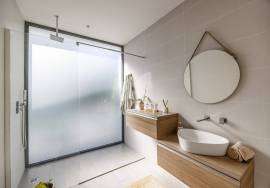 Detached, contemporary 3 bedroom villa with infinity pool. Near Moncarapacho.