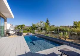 Detached, contemporary 3 bedroom villa with infinity pool. Near Moncarapacho.