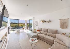 Detached, contemporary 3 bedroom villa with infinity pool. Near Moncarapacho.