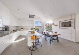 Detached, contemporary 3 bedroom villa with infinity pool. Near Moncarapacho.