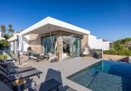 Detached, contemporary 3 bedroom villa with infinity pool. Near Moncarapacho.
