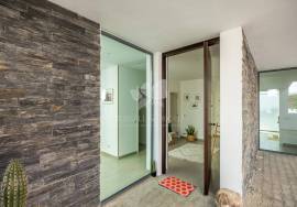 Detached, contemporary 3 bedroom villa with infinity pool. Near Moncarapacho.