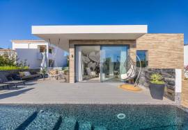 Detached, contemporary 3 bedroom villa with infinity pool. Near Moncarapacho.