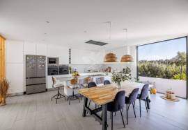 Detached, contemporary 3 bedroom villa with infinity pool. Near Moncarapacho.