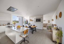 Detached, contemporary 3 bedroom villa with infinity pool. Near Moncarapacho.