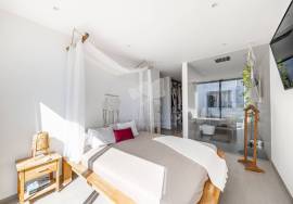 Detached, contemporary 3 bedroom villa with infinity pool. Near Moncarapacho.
