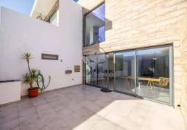 Detached, contemporary 3 bedroom villa with infinity pool. Near Moncarapacho.