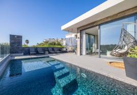 Detached, contemporary 3 bedroom villa with infinity pool. Near Moncarapacho.