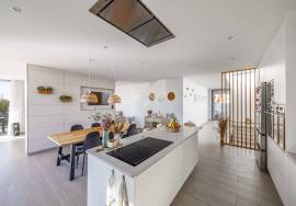 Detached, contemporary 3 bedroom villa with infinity pool. Near Moncarapacho.